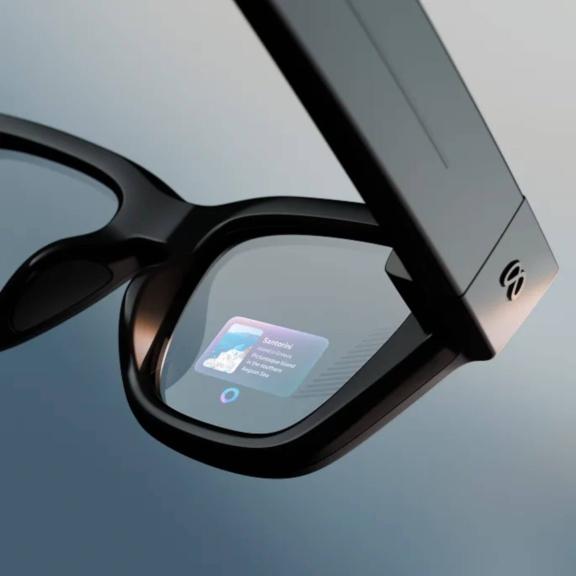 IMG 3125 Close-up of smart glasses showing a small notification in the lens